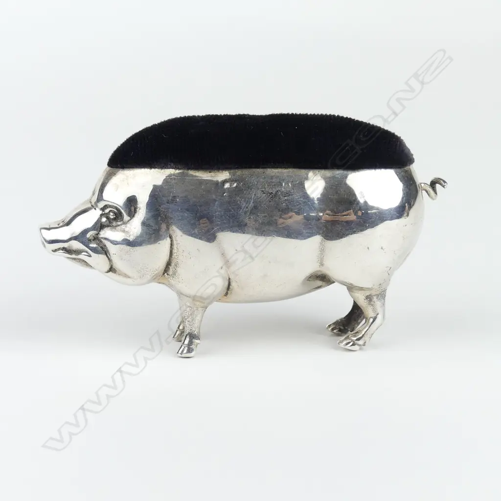 An Edwardian silver pig pin cushion Image 1++