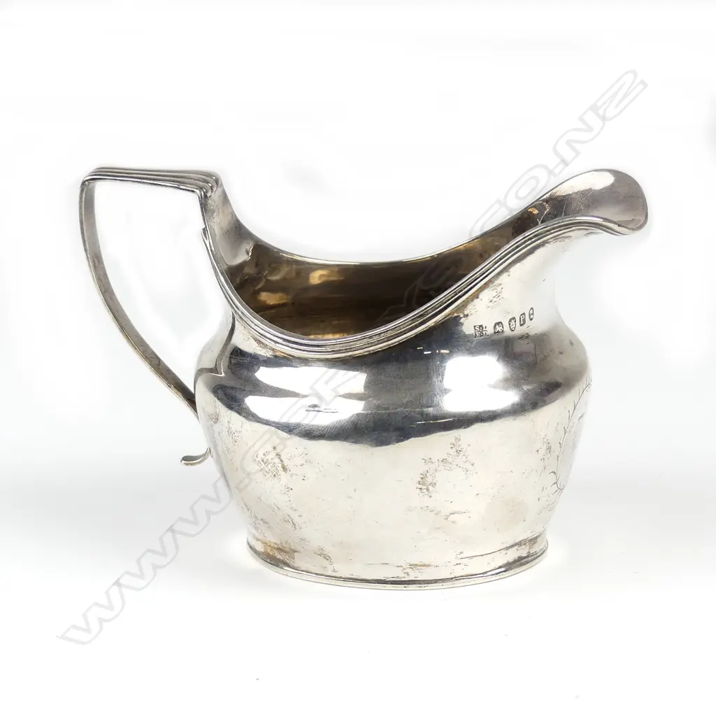 A George III silver cream jug Image 1++