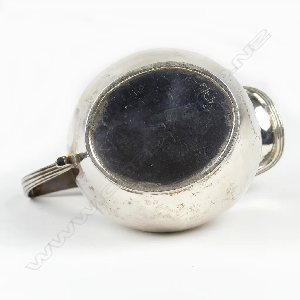 A George III silver cream jug Image 1++