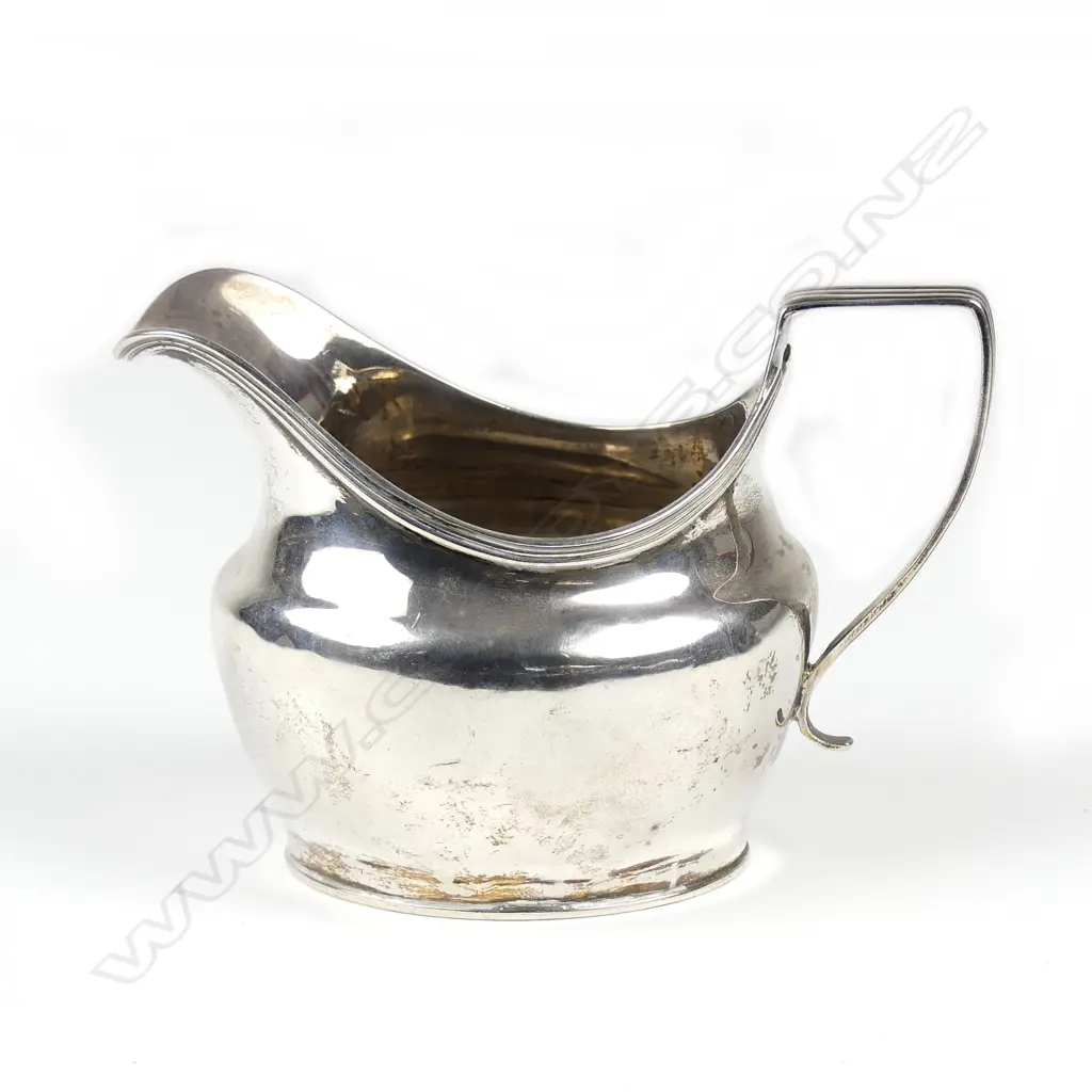 A George III silver cream jug Image 1++