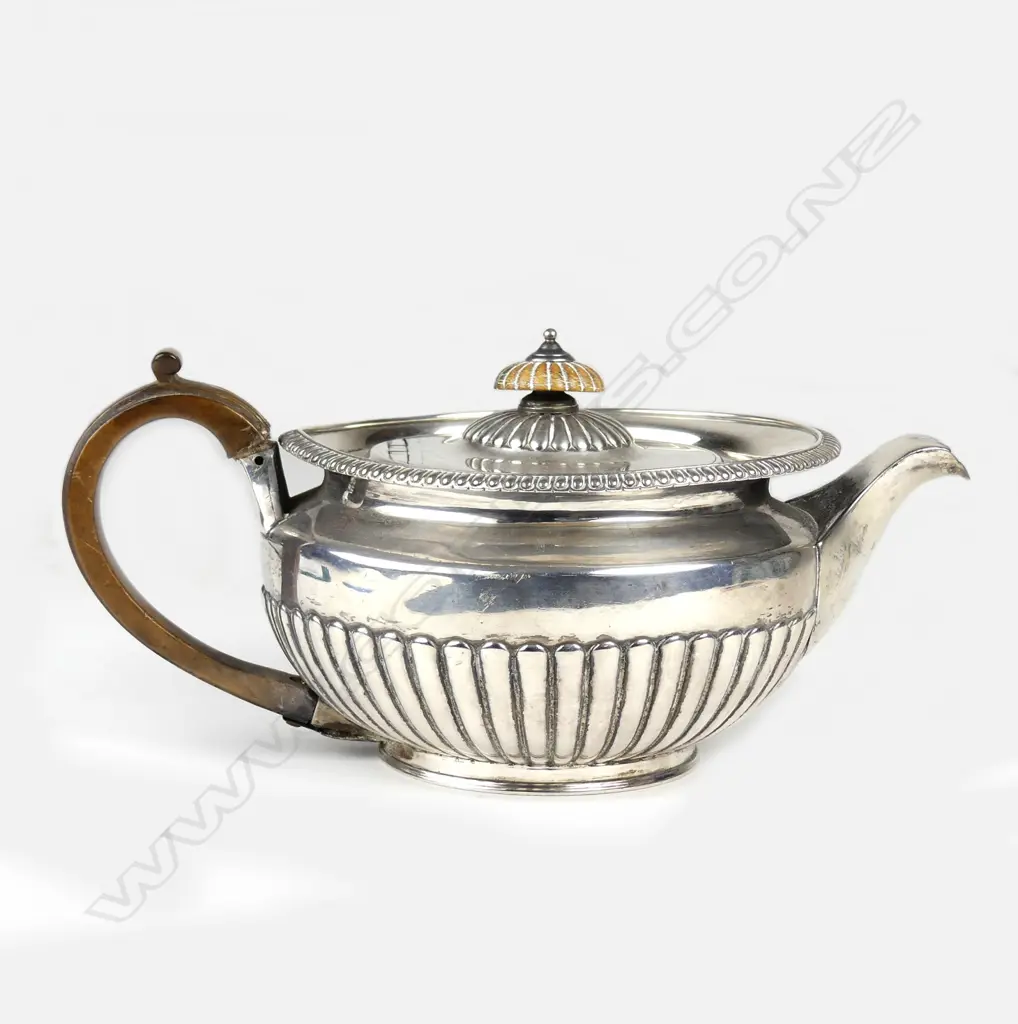 A George III silver teapot Image 1++