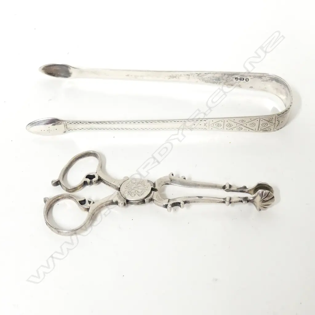A pair of William IV silver sugar tongs Image 1++