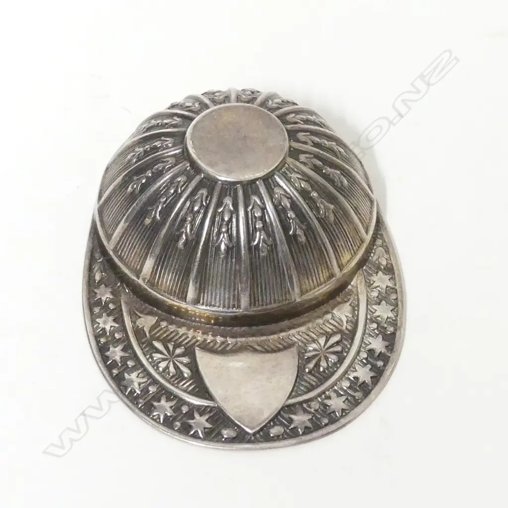 A silver jockey's cap caddy spoon Image 1++