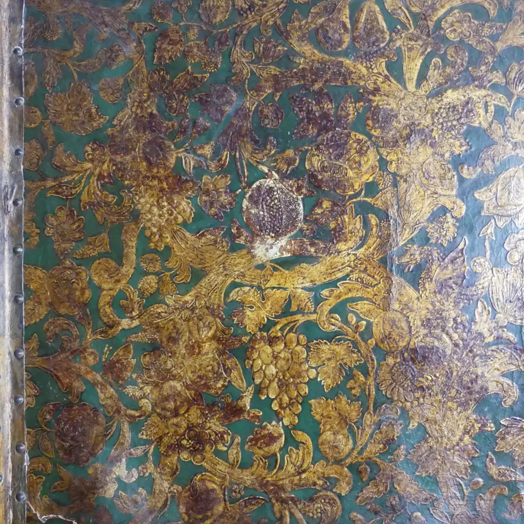 An early 1900s four fold leather screen Image 1++