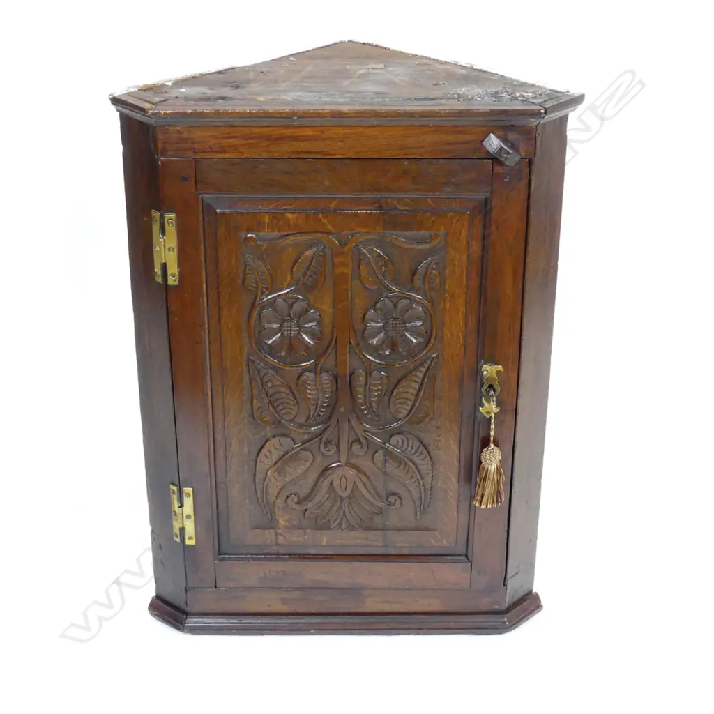 A Georgian oak country corner cabinet Image 1++