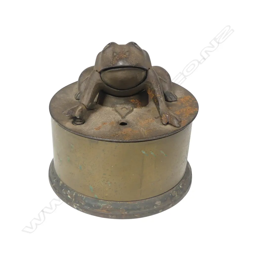 Late 19thC cast iron mechanical frog money bank, Image 1++