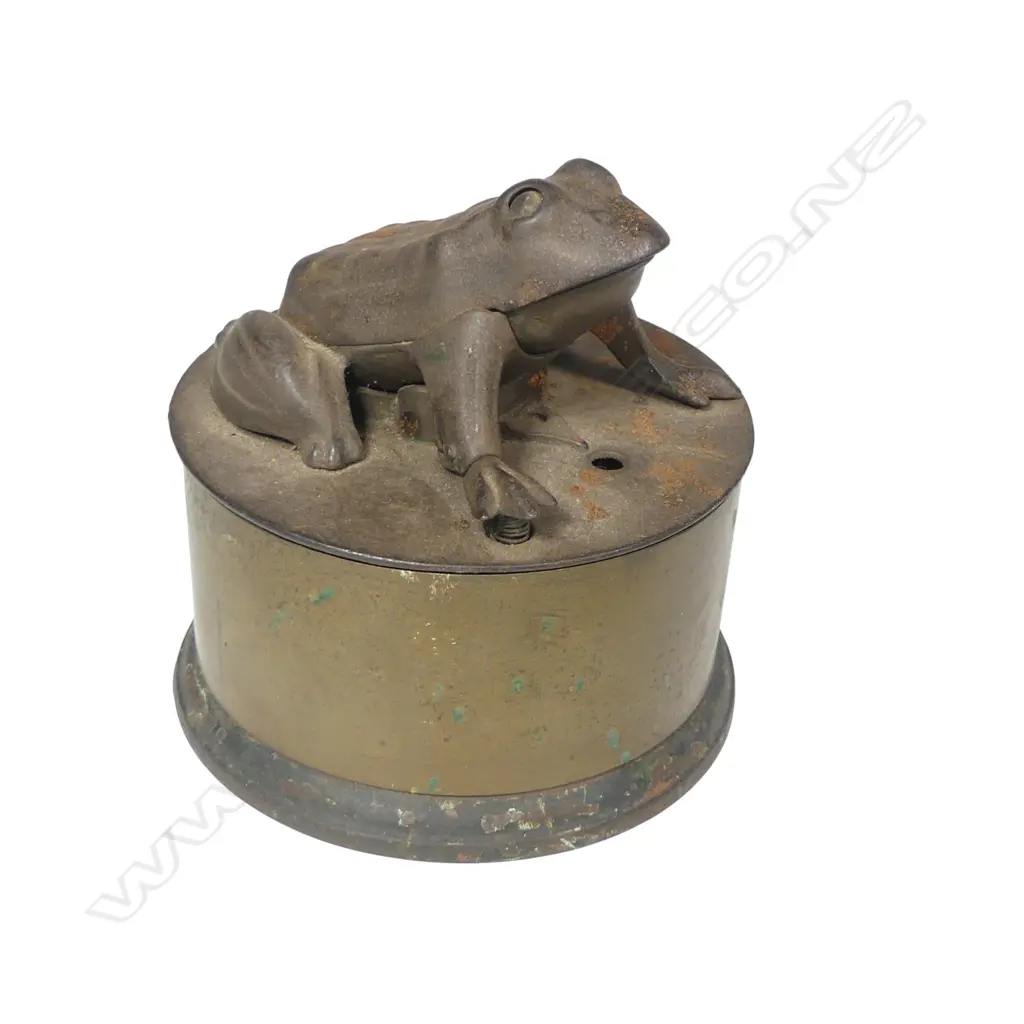 Late 19thC cast iron mechanical frog money bank, Image 1++