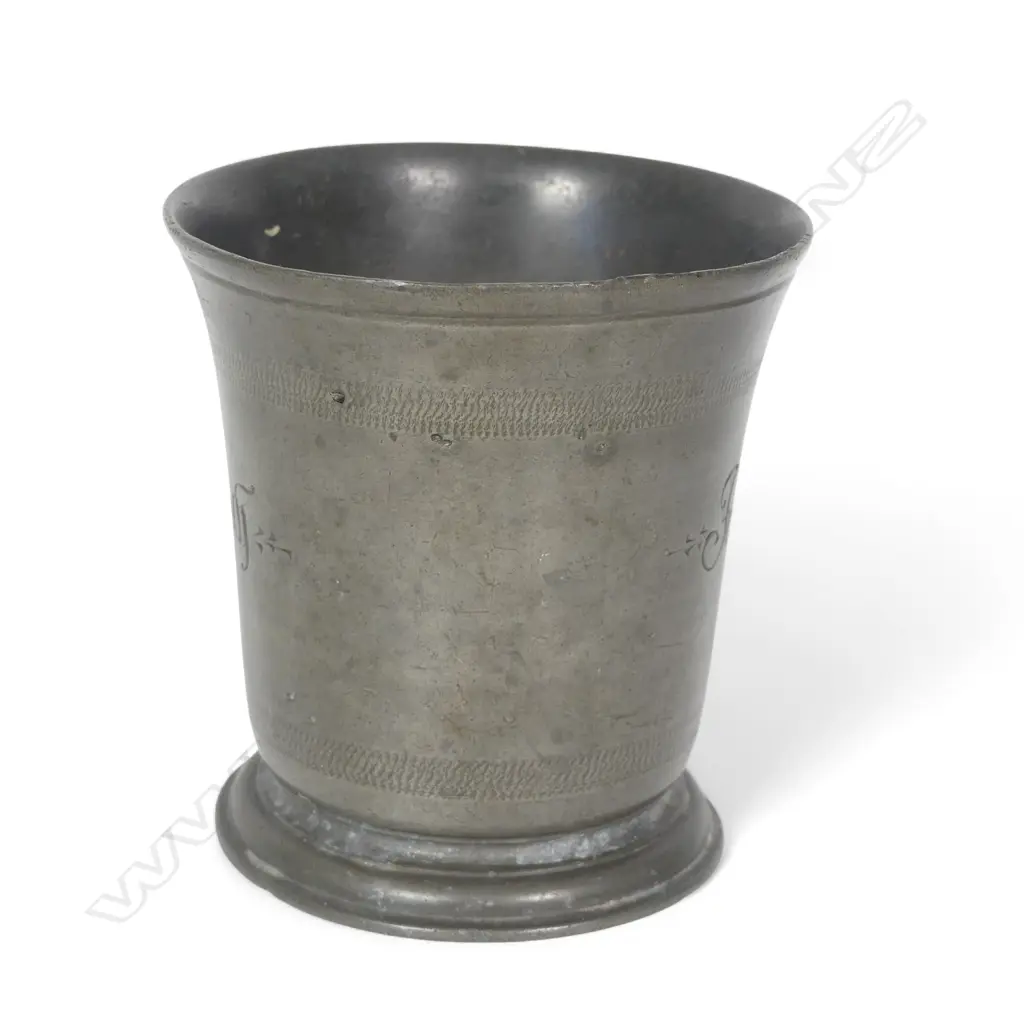 An 18thC European pewter tumbler, Image 1++