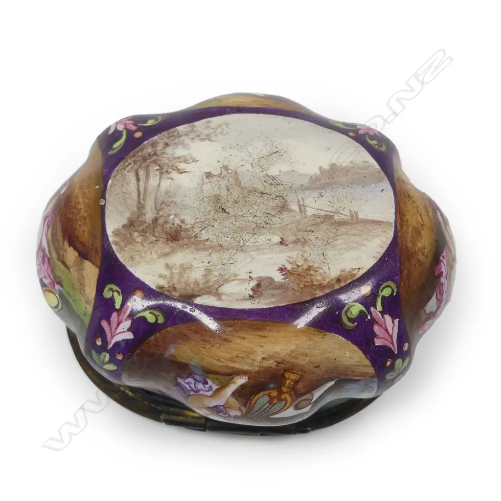 A 19thC French enamelled trinket pill box, Image 1++