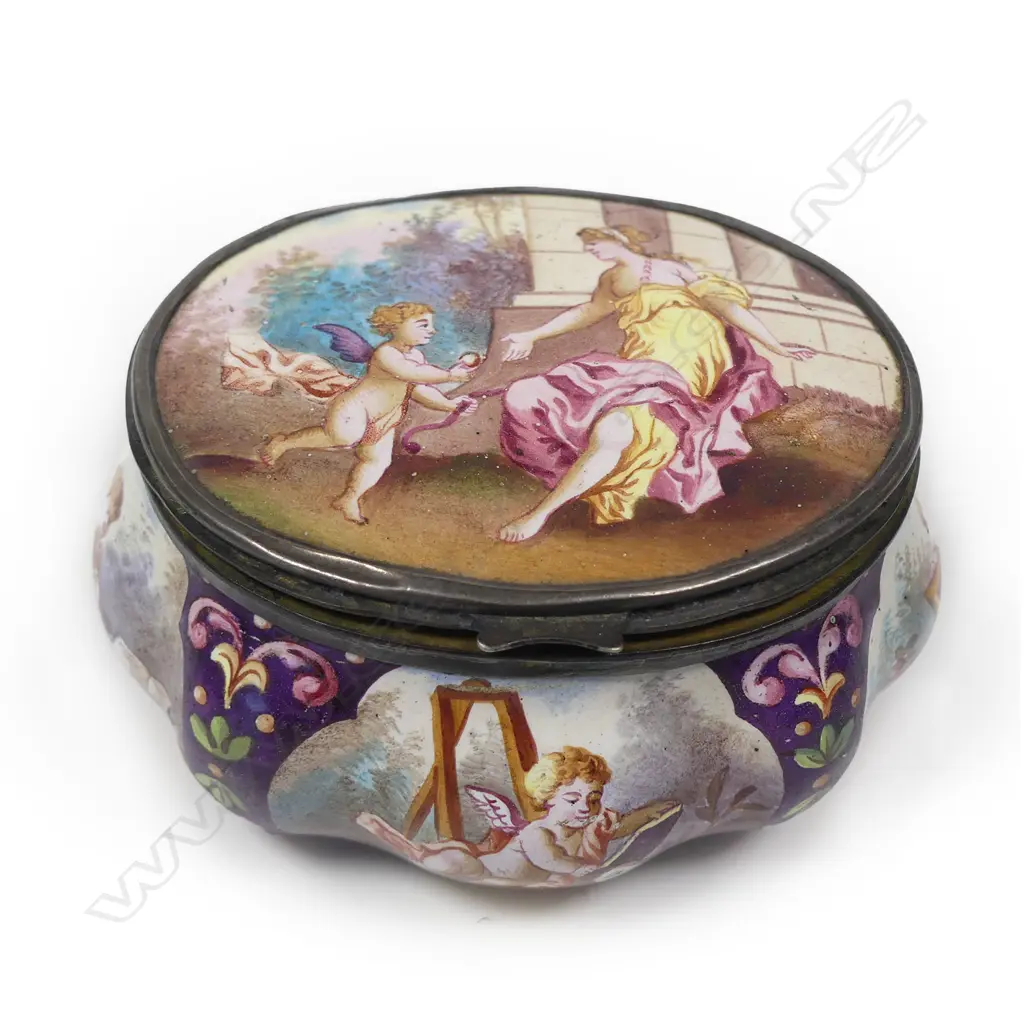 A 19thC French enamelled trinket pill box, Image 1++