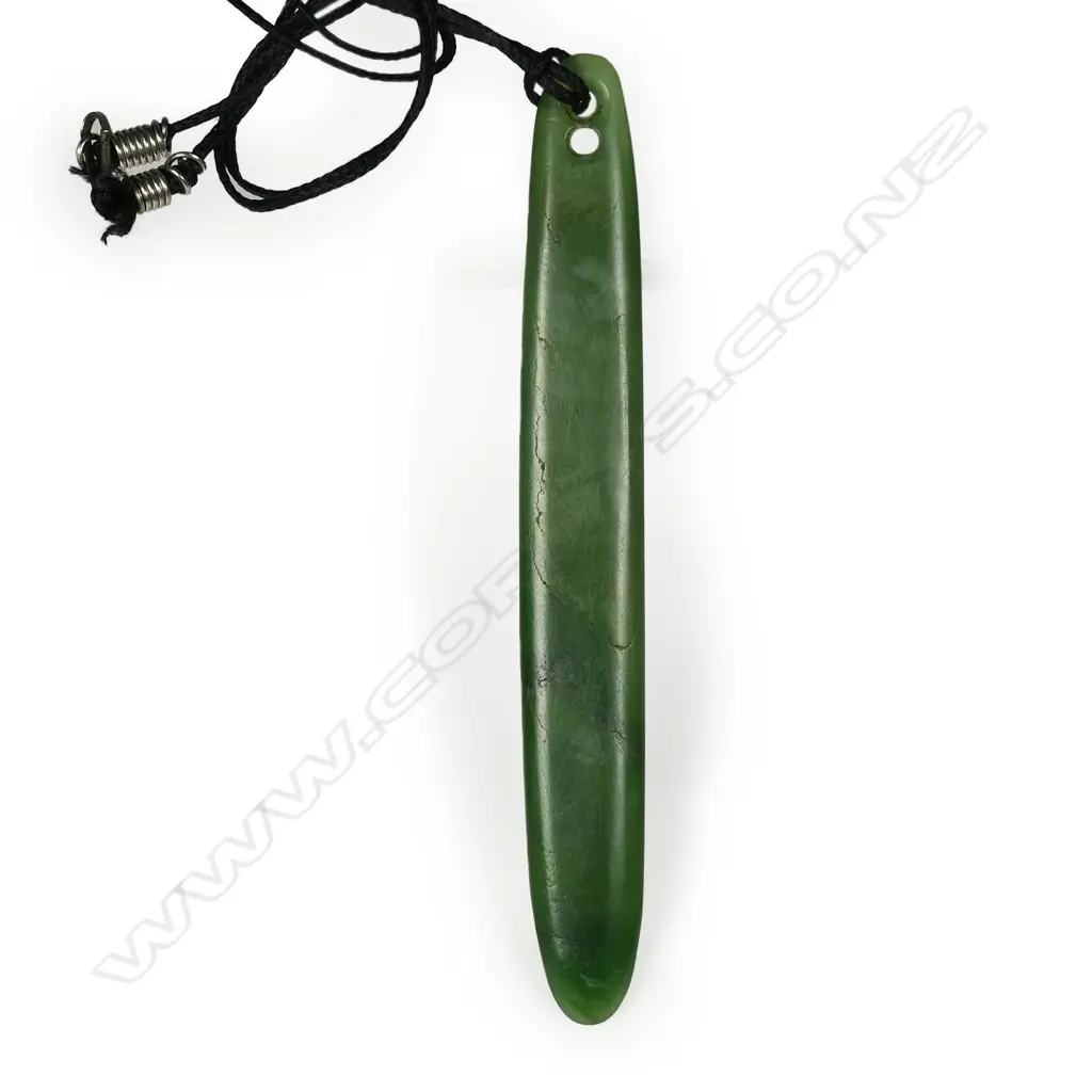 An old pounamu Kuru ear pendant, Image 1++