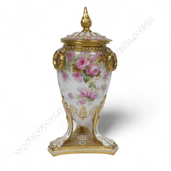 A Victorian Spode Copeland's China small fine lidded urn,