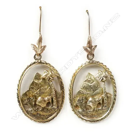 A.G. Bartlett 19thC Auckland native floral and fauna themed pair of gold earrings,