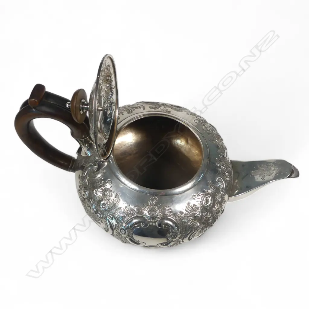 George IV silver embossed teapot, Image 1++