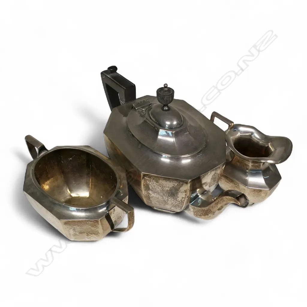 An Edwardian silver three piece tea service, Image 1++