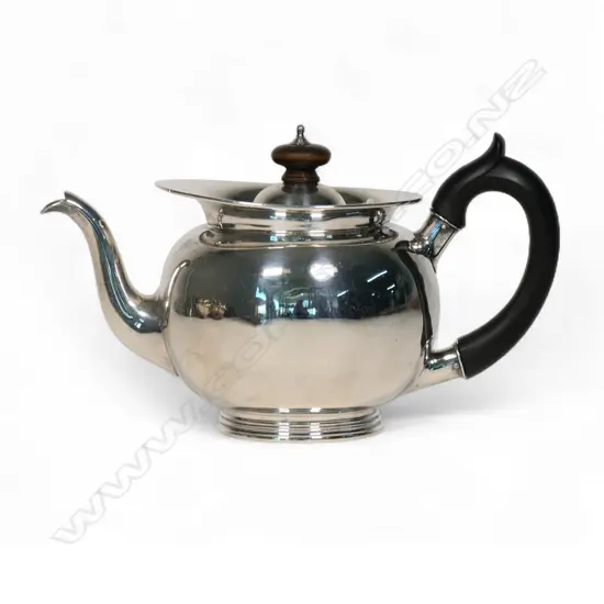 An Edwardian silver teapot,