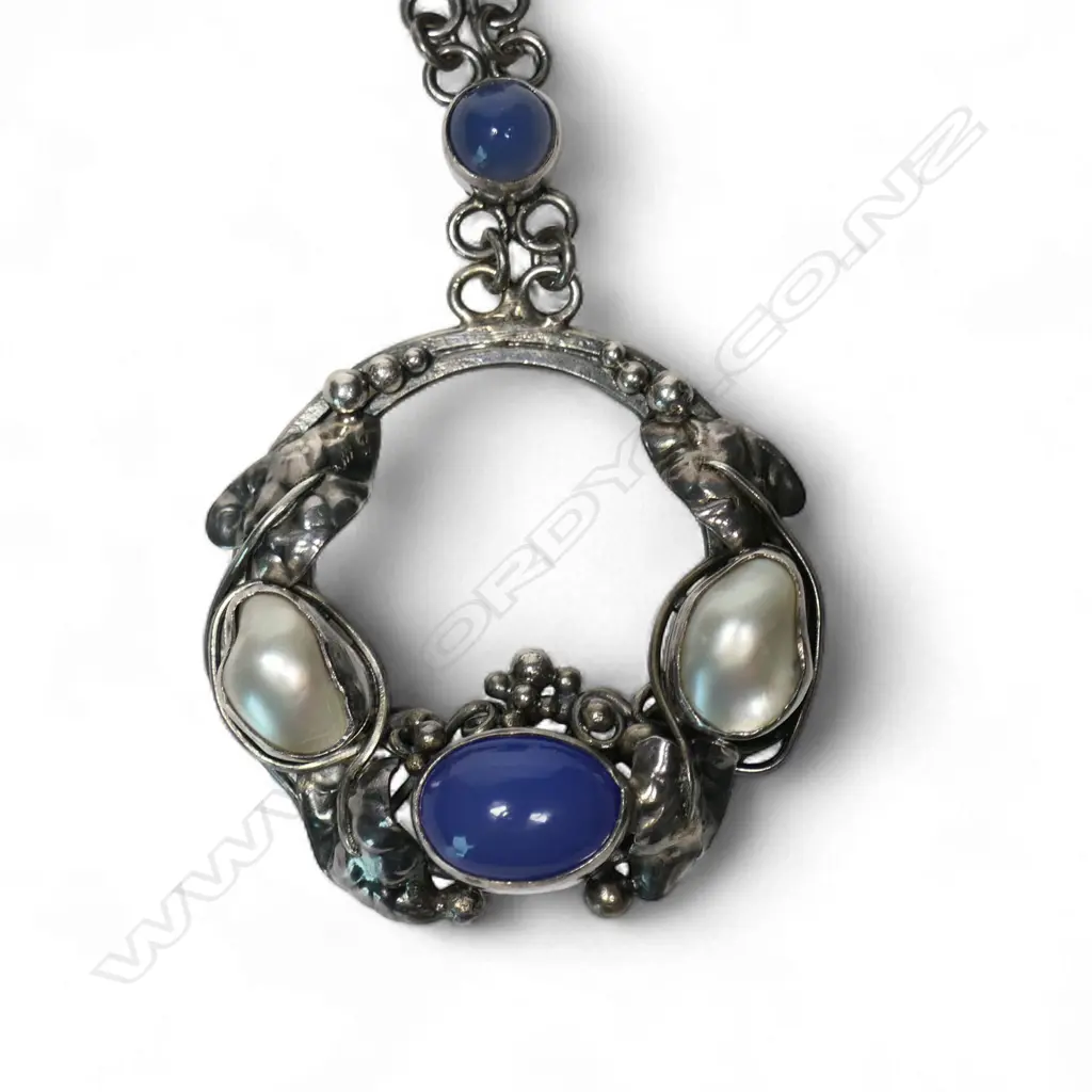 An attributed Elsie Reeve (New Zealand 1885-1927) Arts & Crafts silver chalcedony and blister pearl necklace, Image 1++