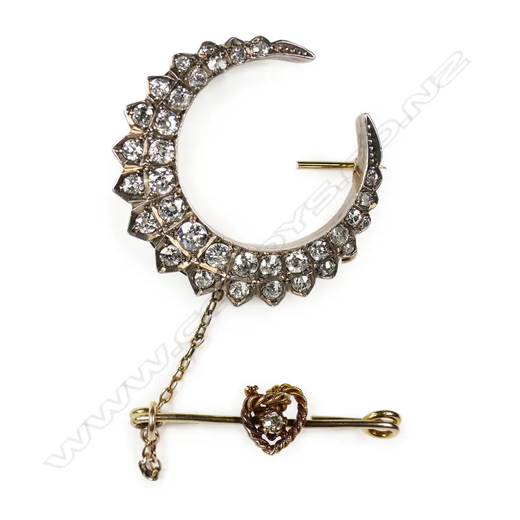 A Victorian 14ct gold and diamond crescent brooch, Image 1++