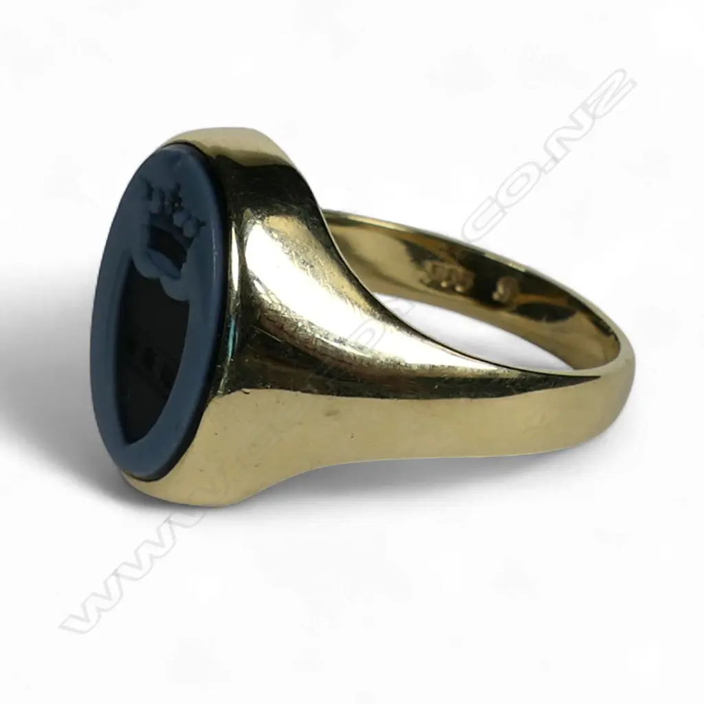 A 14ct gold gents signet ring, Image 1++