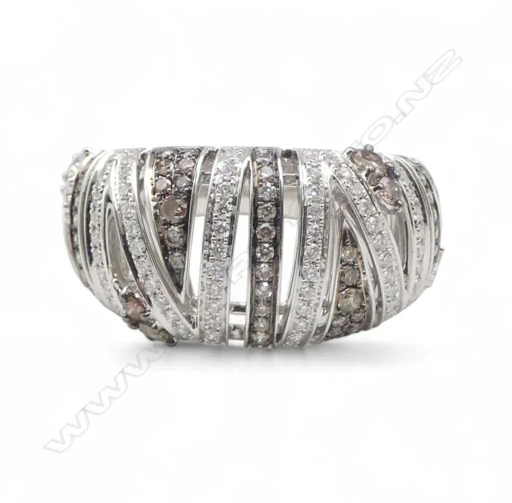 An 18ct black and white gold diamond ring, Image 1++