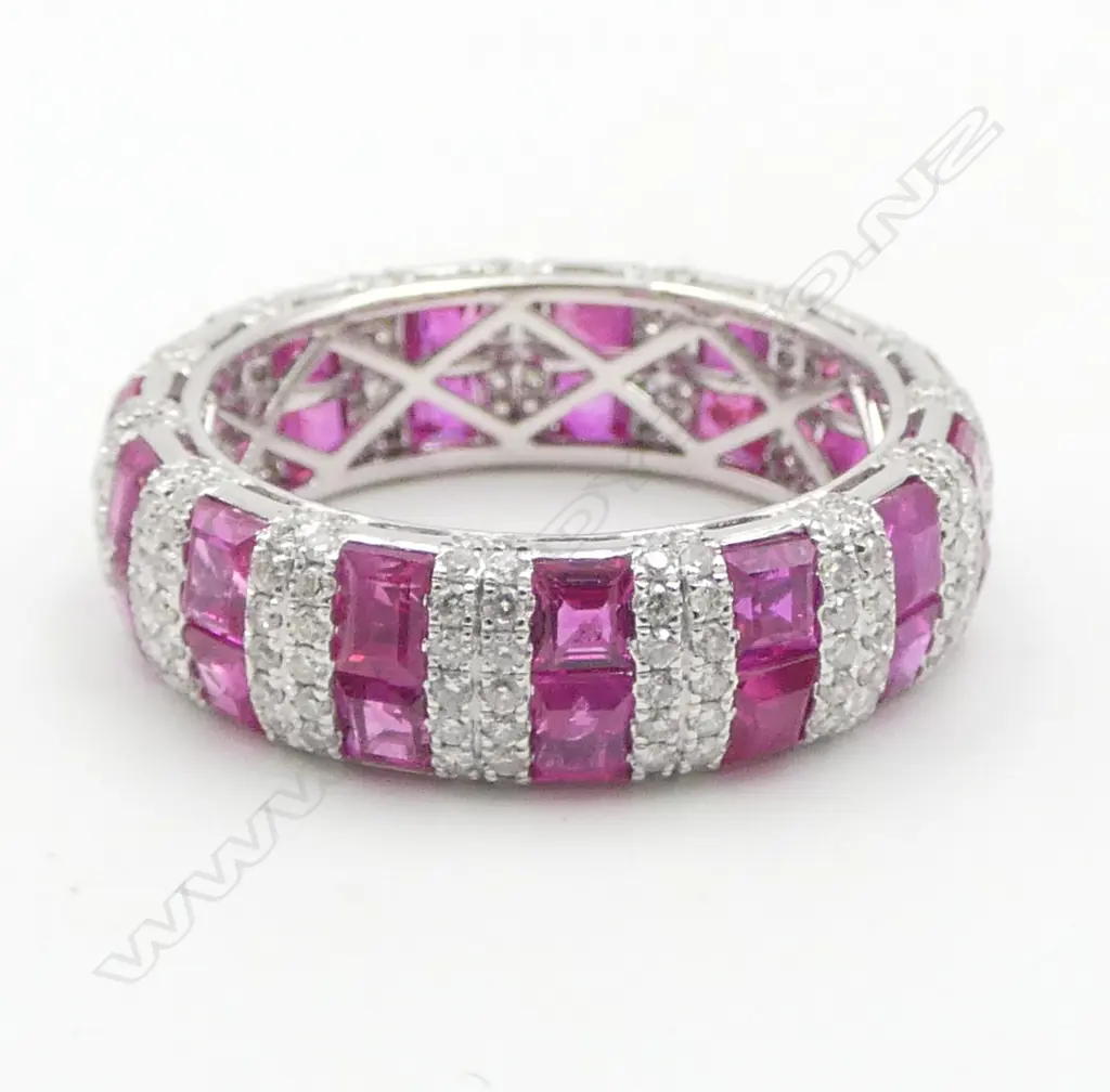 An 18ct white gold diamond and pink sapphire ring, Image 1++