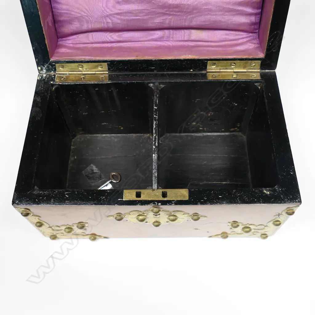 A Victorian walnut tea caddy, Image 1++