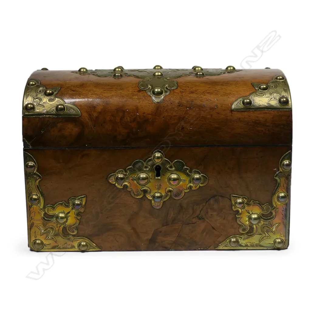 A Victorian walnut tea caddy, Image 1++
