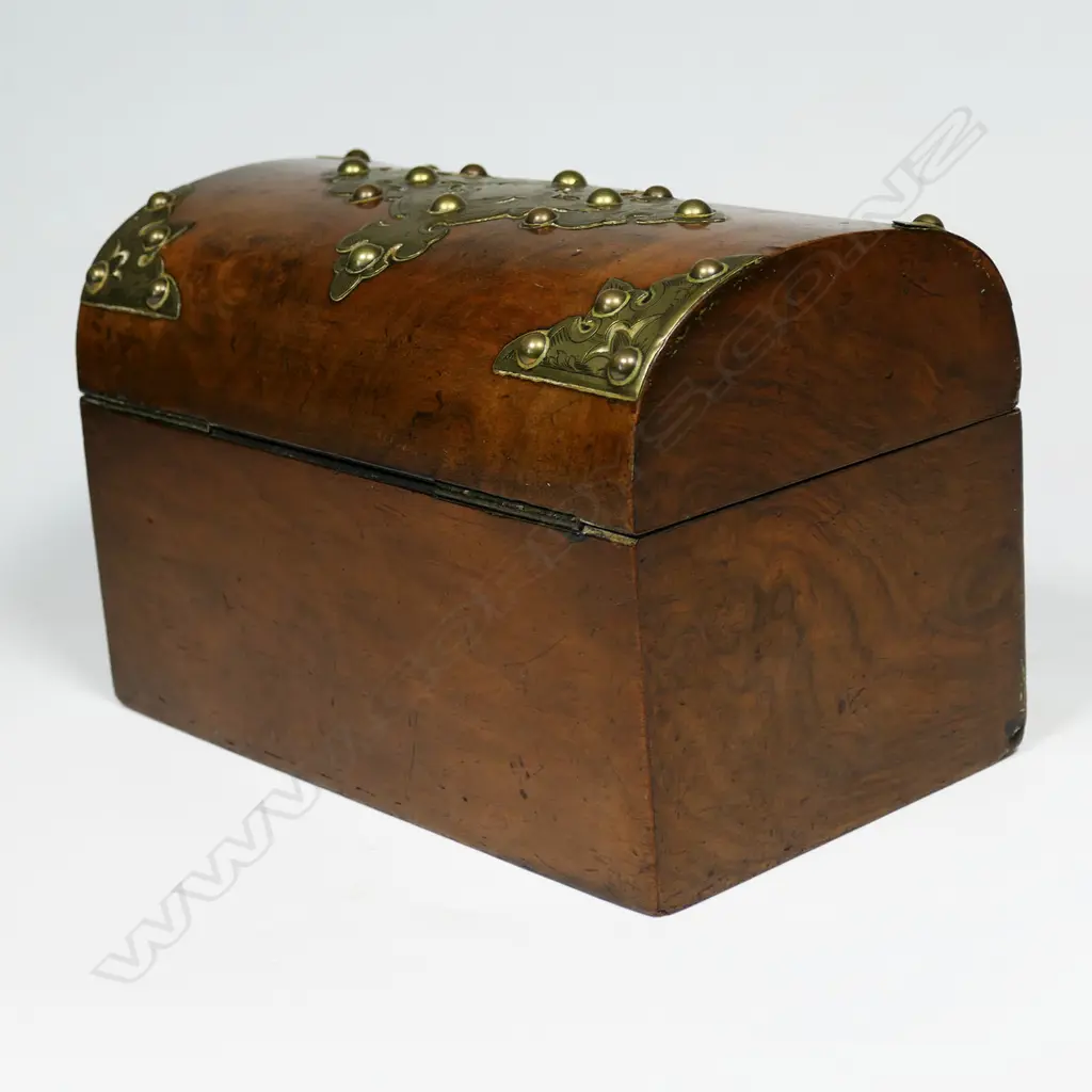 A Victorian walnut tea caddy, Image 1++