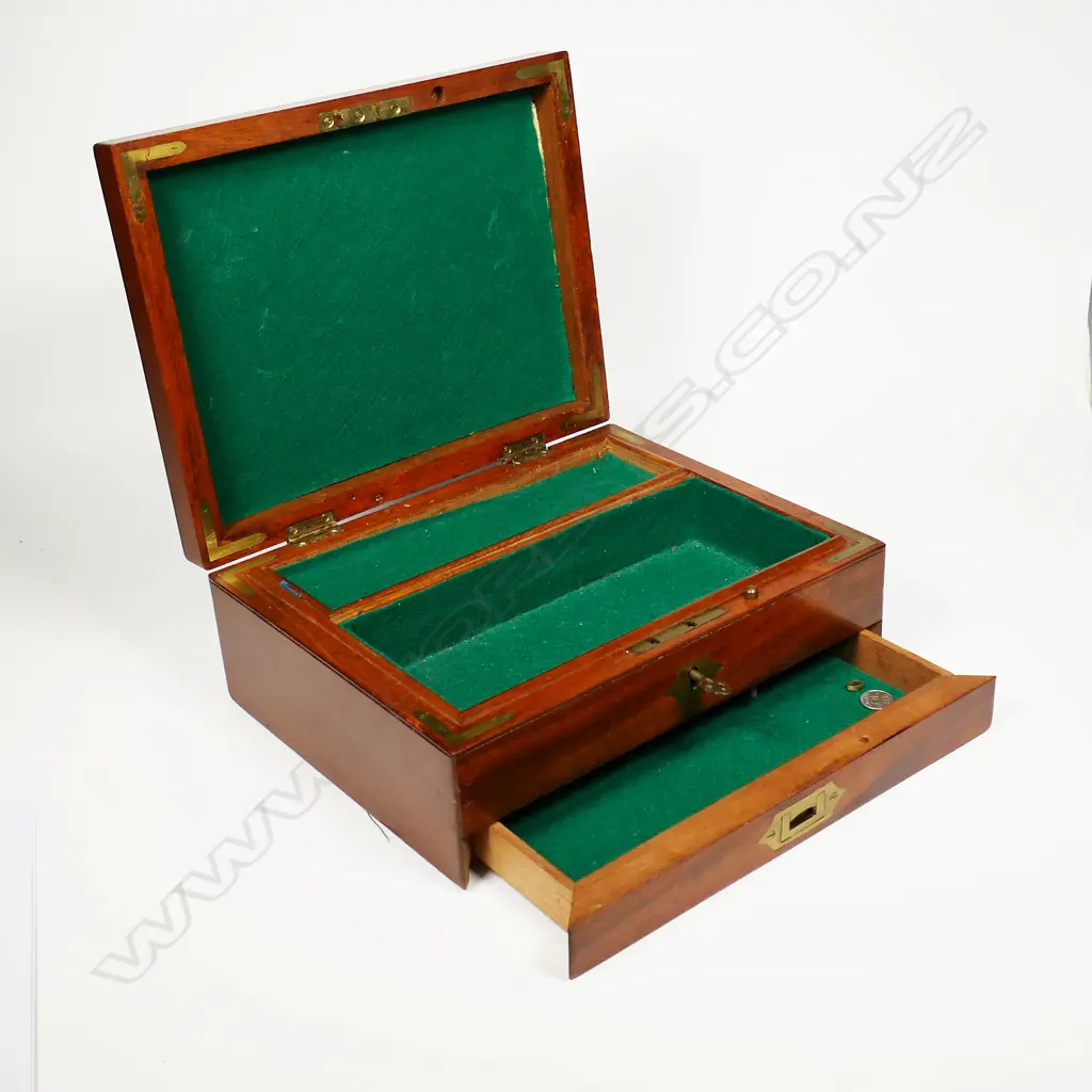 A Victorian mahogany fitted box, Image 1++