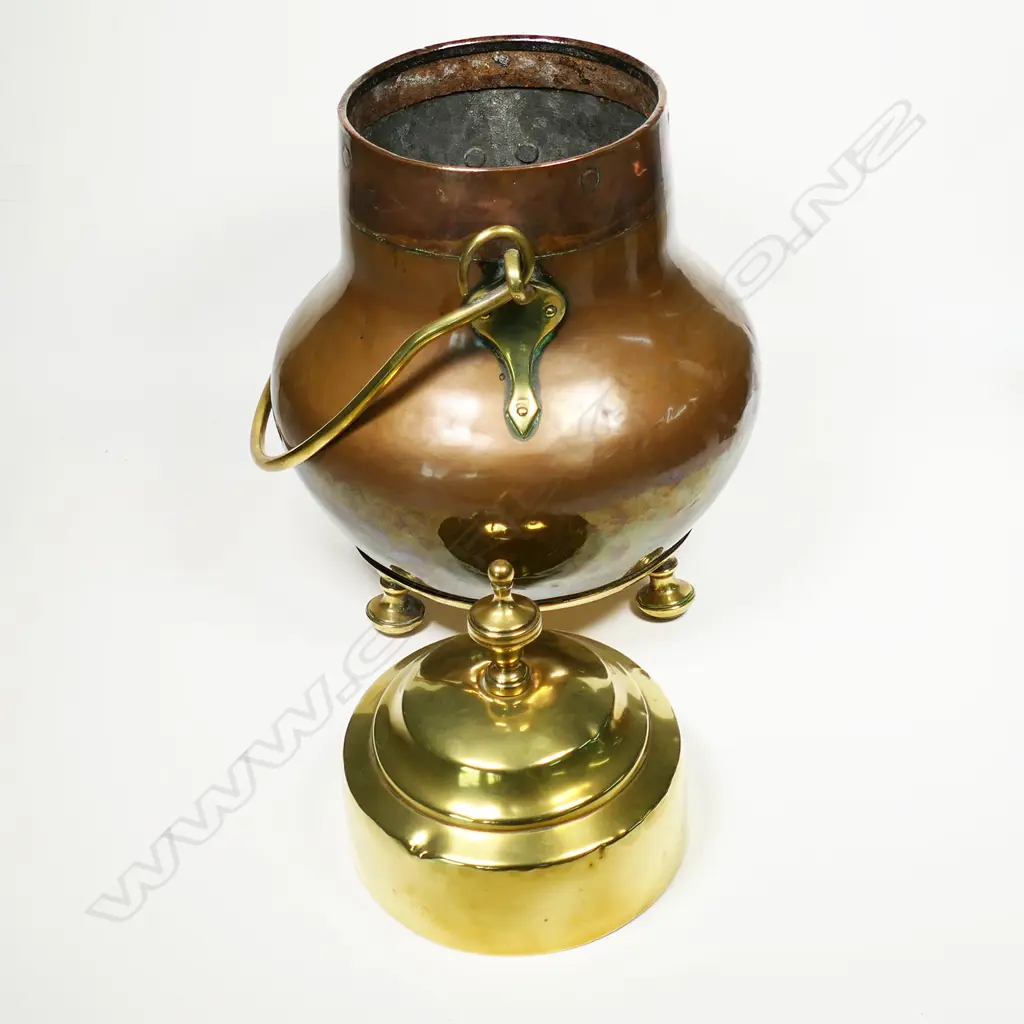 A 19thC European brass and copper ash pot (doofpot), Image 1++