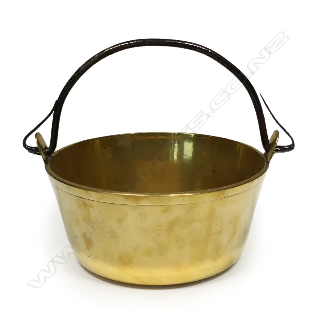 A Victorian cast brass toffee pan, Image 1++