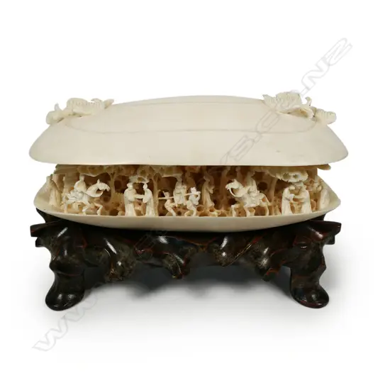 A large ivory dream shell,