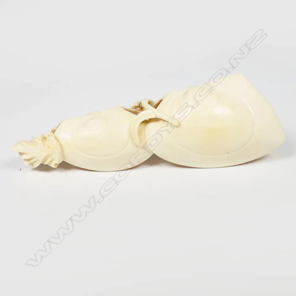 A carved ivory double dream shell, Image 1++