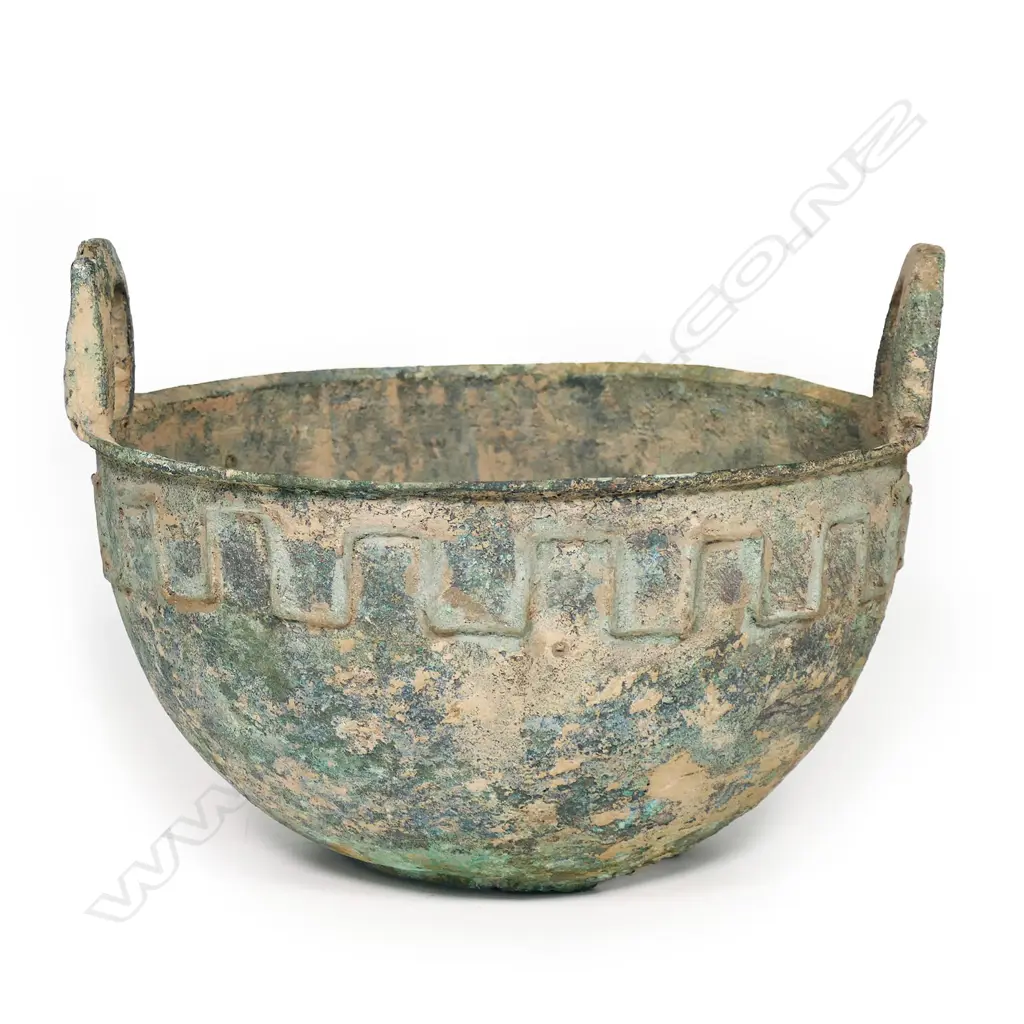 Chinese archaic bronze two handled vessel, Image 1++