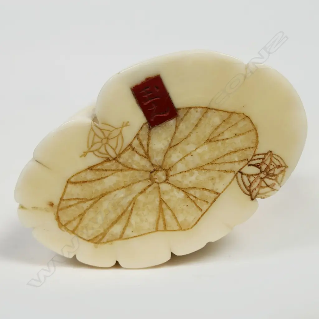 A finely carved Japanese ivory figure, Image 1++