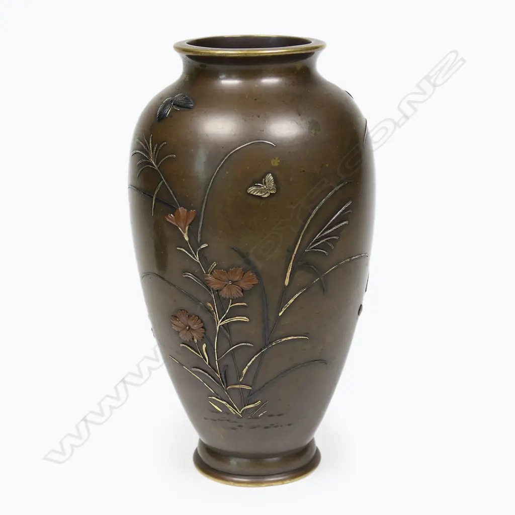 A fine Meiji period Japanese bronze vase, Image 1++