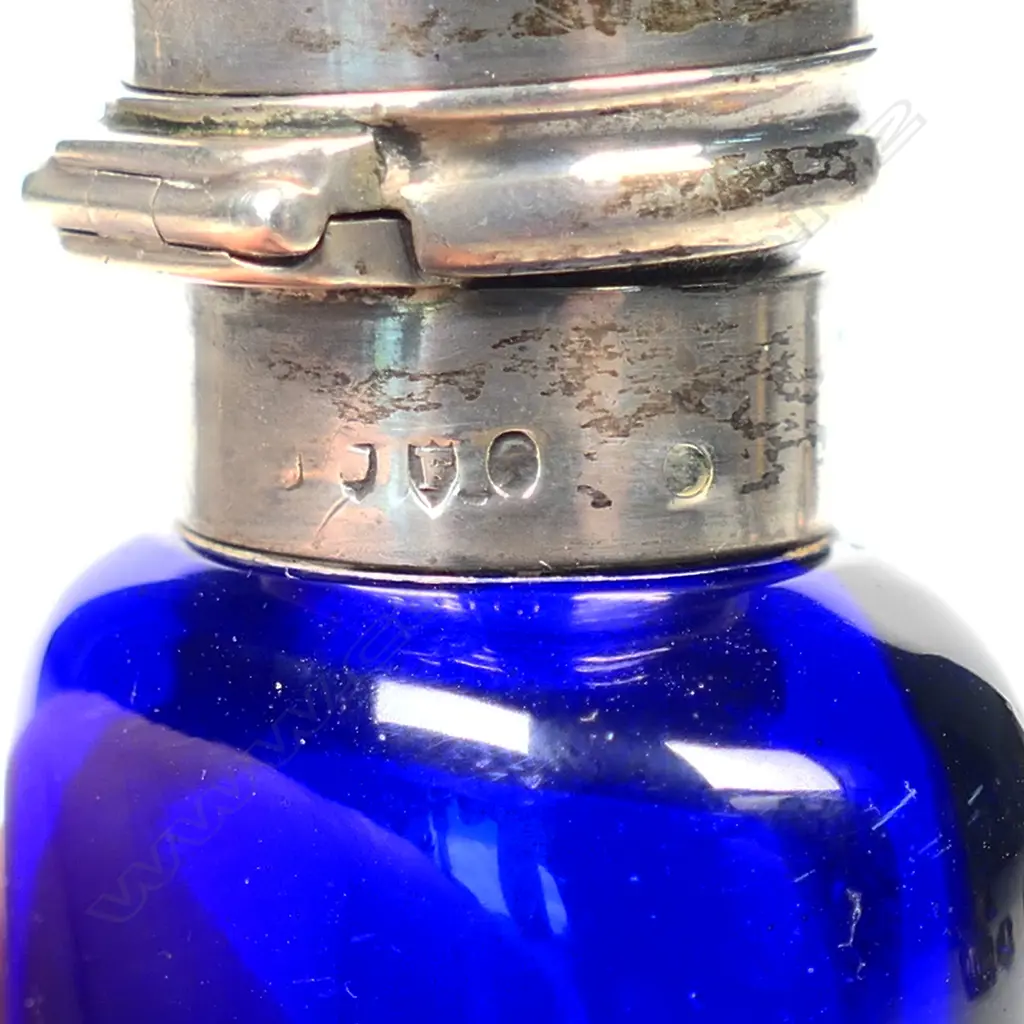 An uncommon silver and Bristol blue glass scent bottle combination vinaigrette, Image 1++