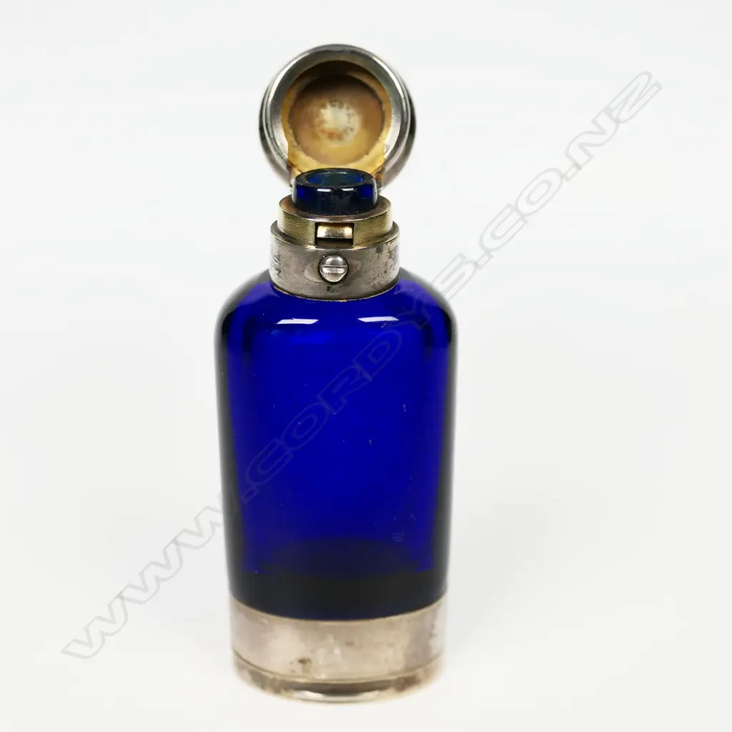 An uncommon silver and Bristol blue glass scent bottle combination vinaigrette, Image 1++