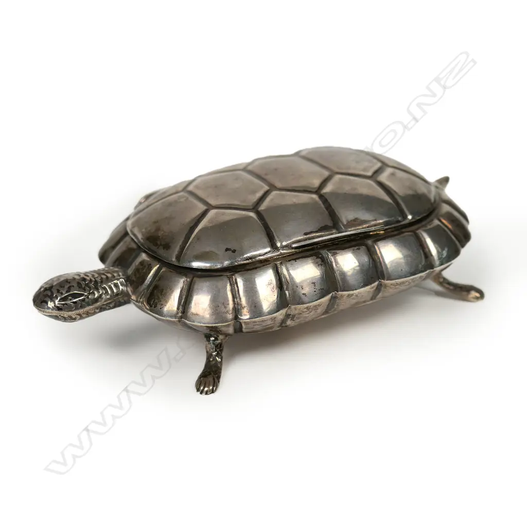 An uncommon Edwardian novelty silver tortoise vanity/snuff box, Image 1++