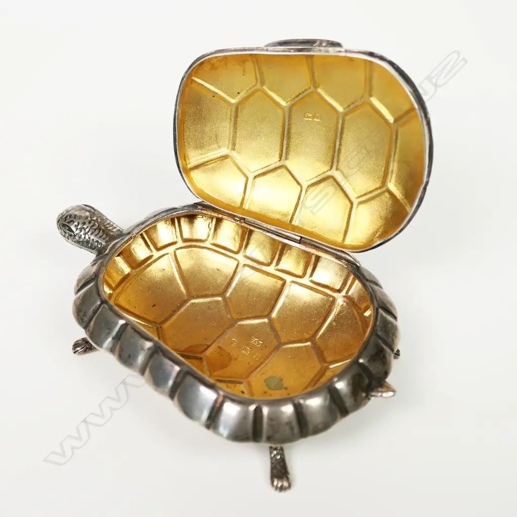 An uncommon Edwardian novelty silver tortoise vanity/snuff box, Image 1++
