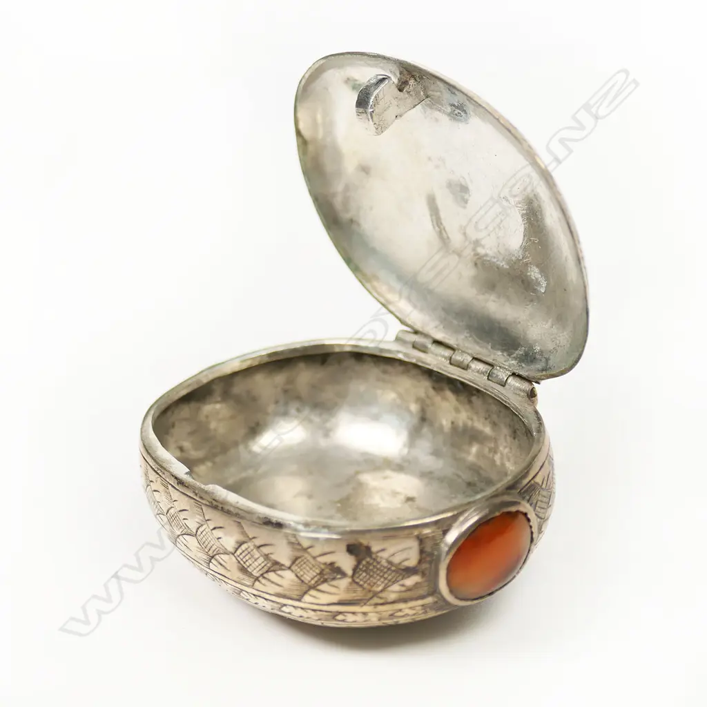 A Victorian oval jewelled snuff box, Image 1++