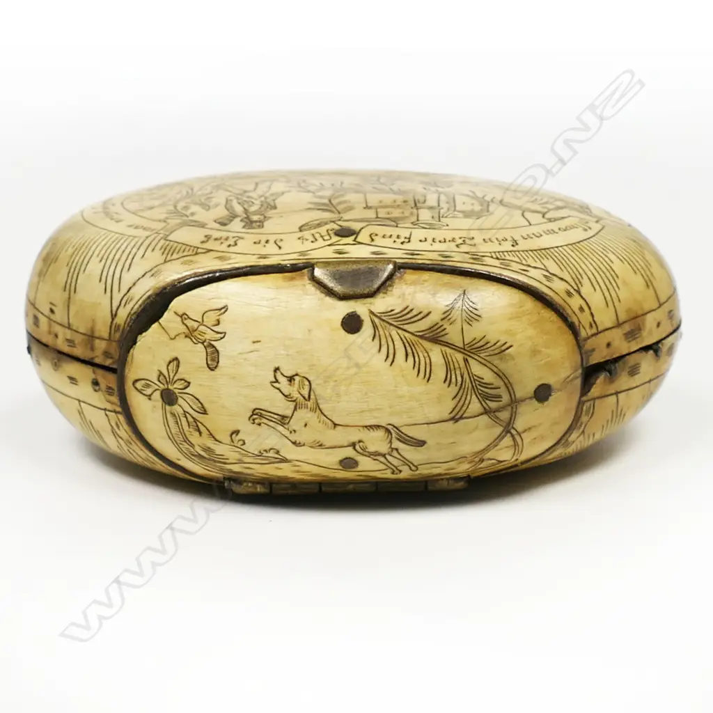 An uncommon scrimshaw bone snuff box, Image 1++