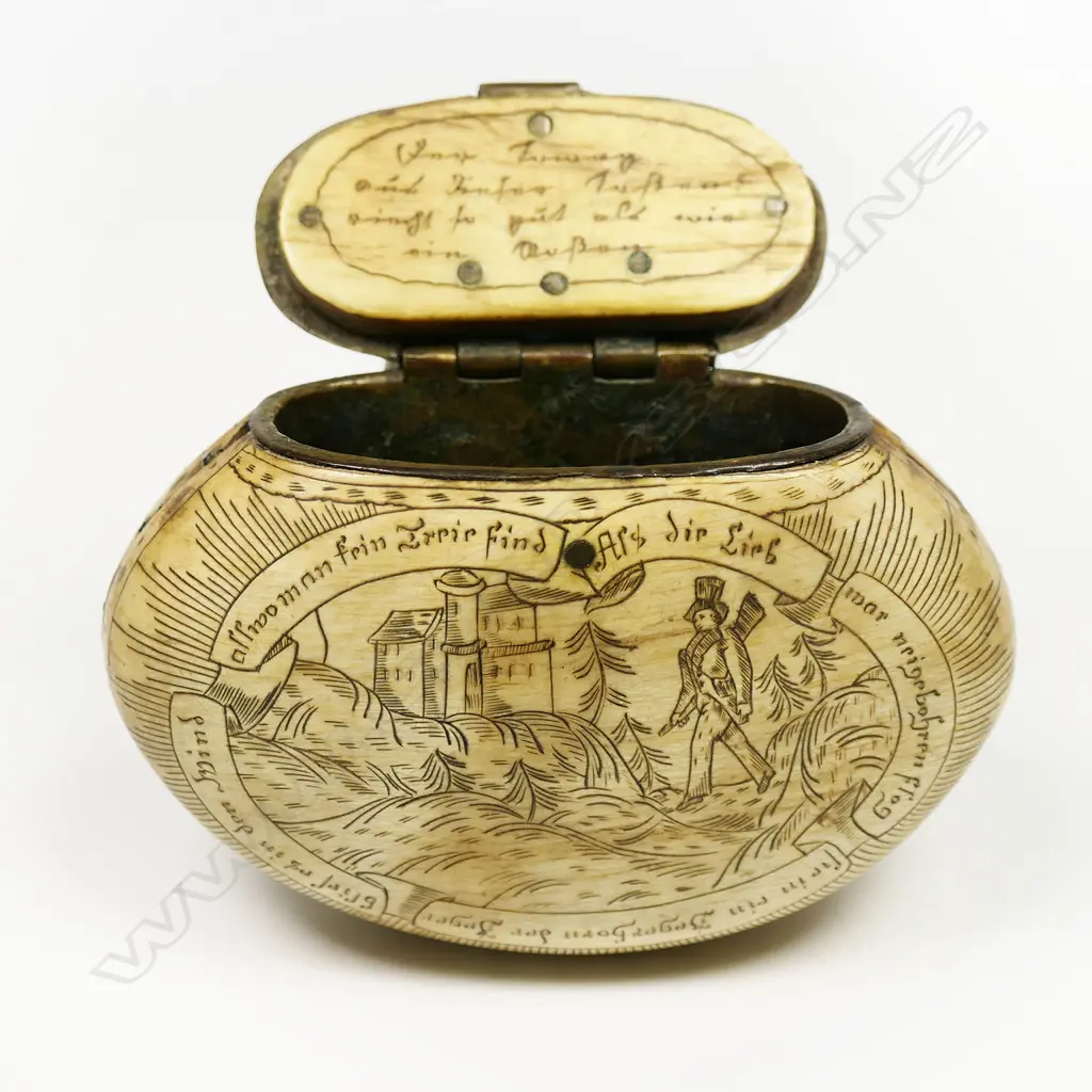 An uncommon scrimshaw bone snuff box, Image 1++