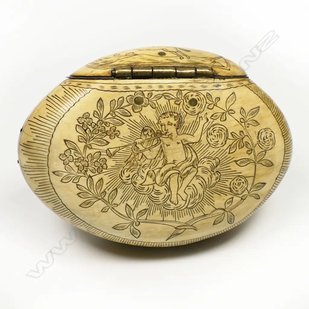 An uncommon scrimshaw bone snuff box, Image 1++