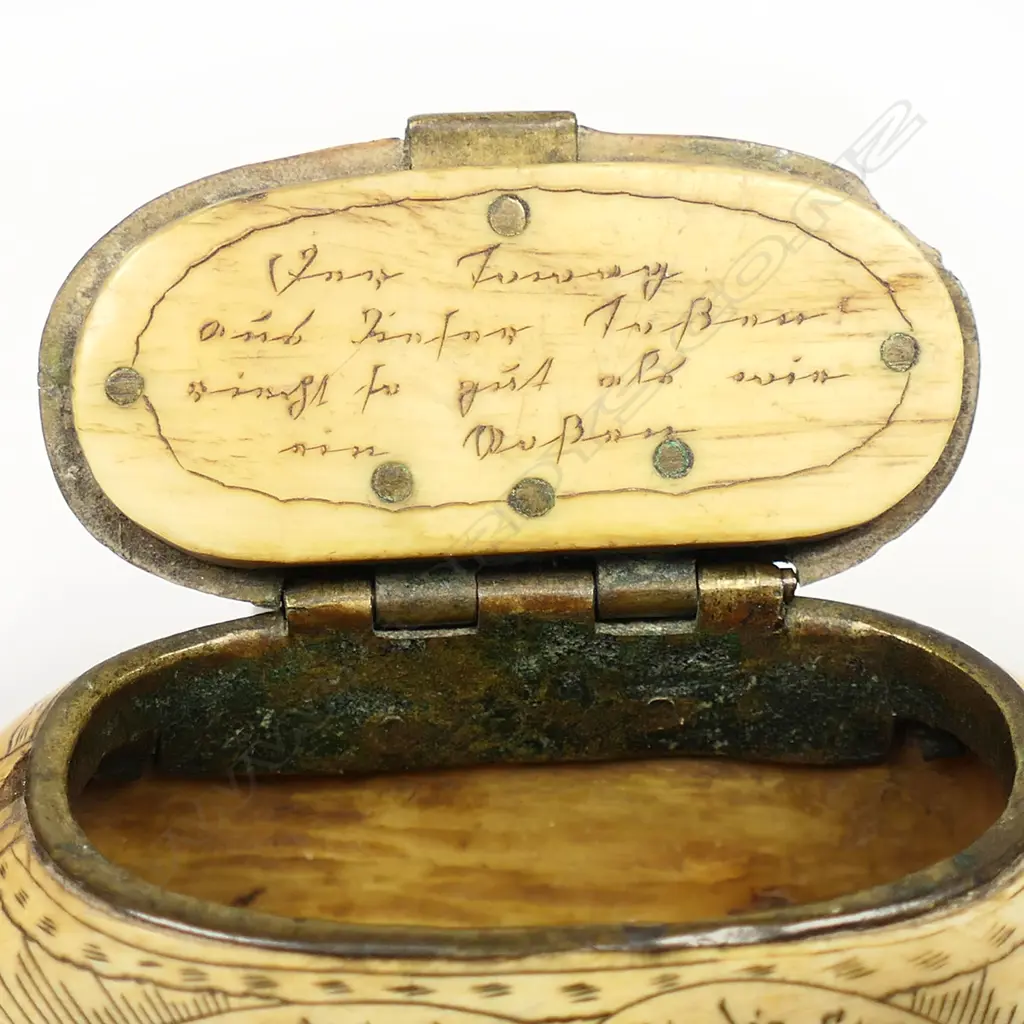 An uncommon scrimshaw bone snuff box, Image 1++