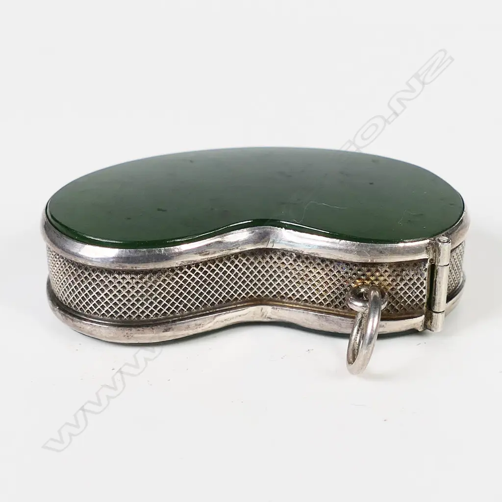 An uncommon early 20thC silver and pounamu lucky bean vesta, Image 1++
