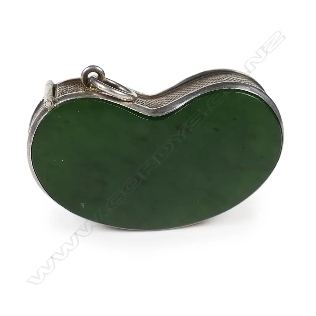 An uncommon early 20thC silver and pounamu lucky bean vesta, Image 1++