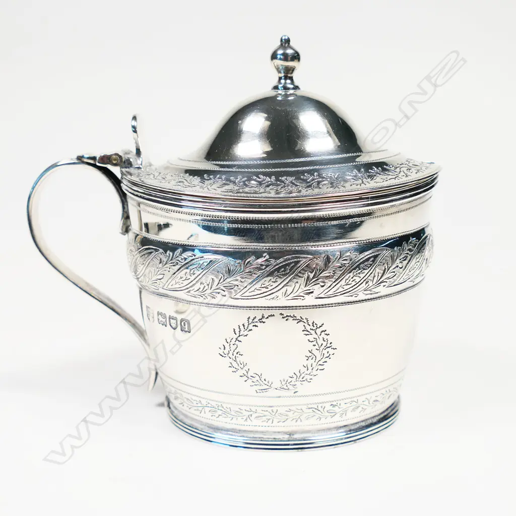 An early 20thC silver mustard pot, Image 1++