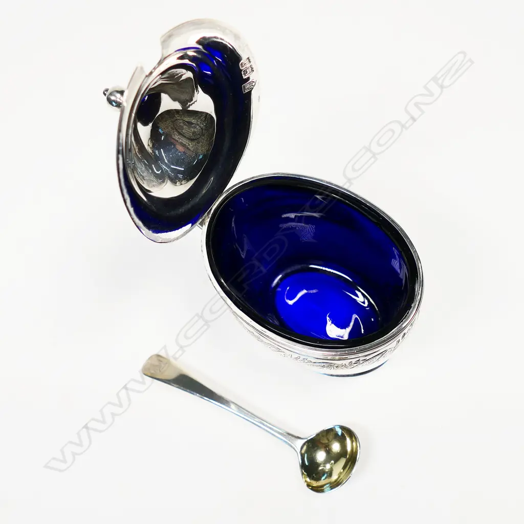 An early 20thC silver mustard pot, Image 1++