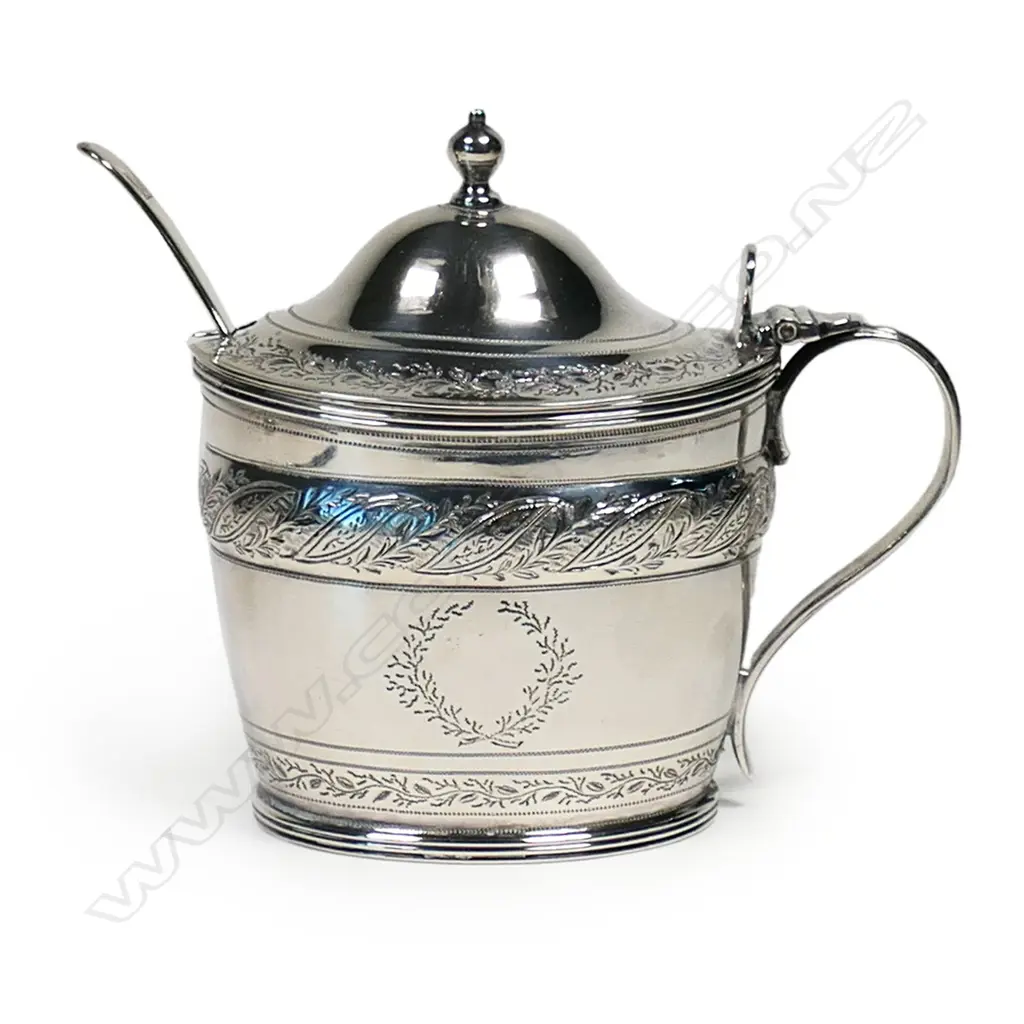 An early 20thC silver mustard pot, Image 1++